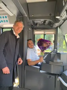 Wethouder Huizing en één van de buschauffeurs