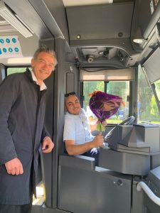 Wethouder Huizing en één van de buschauffeurs