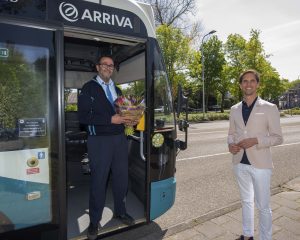 Wethouder ten Hark en één van de buschauffeurs