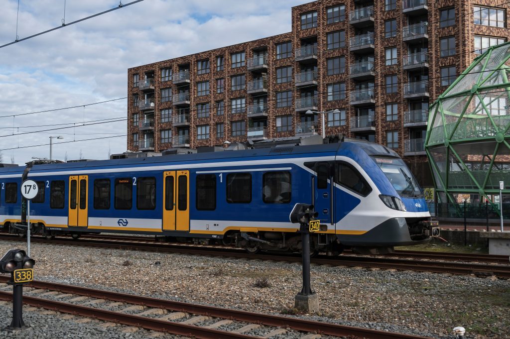 Foto van trein wachtend op station
